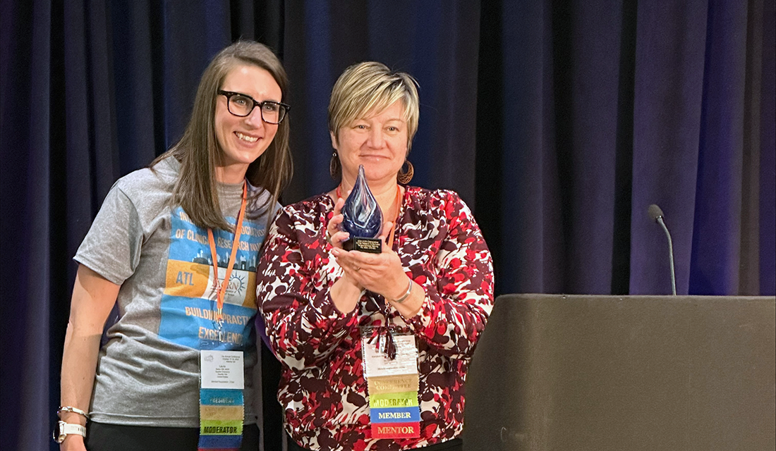 Tamara Kempken Mehring accepts the Distinguished Clinical Research Nurse Award from the International Association of Clinical Research Nurses.