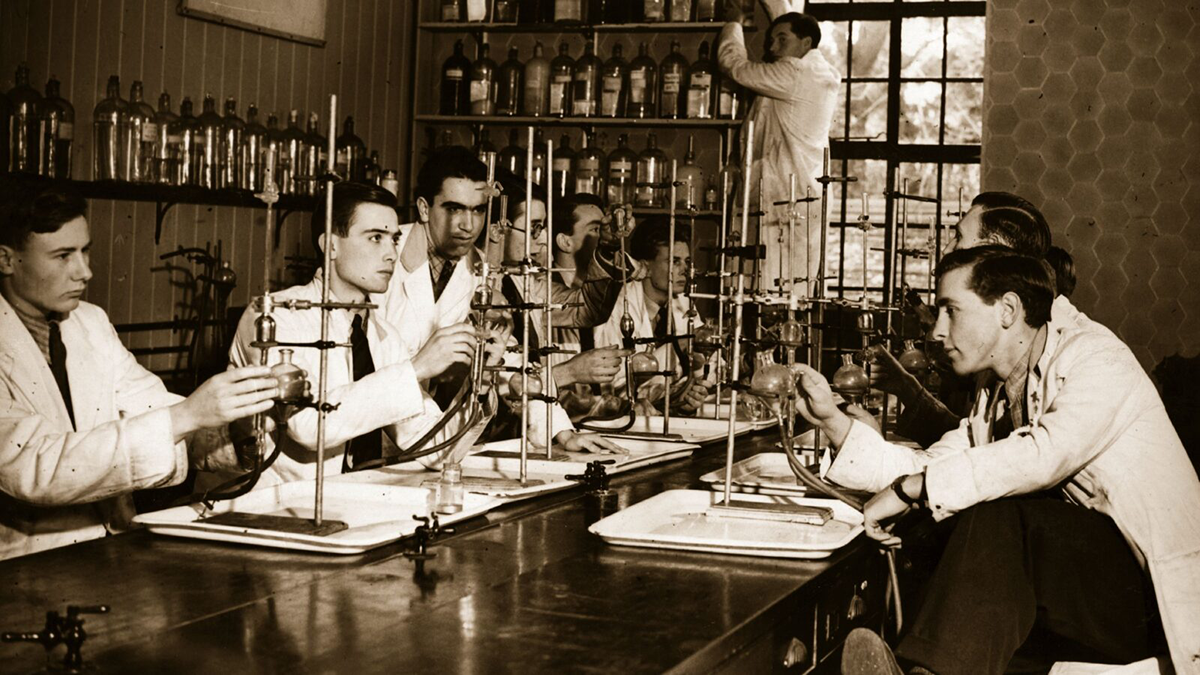 Vintage photo of scientists in a lab.